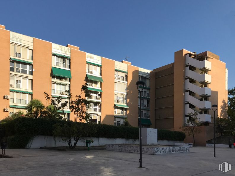 Local en alquiler en Calle Tulipán, 38, Móstoles, Madrid, 28933 con edificio, cielo, ventana, bloque de torre, árbol, diseño urbano, condominio, accesorio, barrio y área residencial alrededor