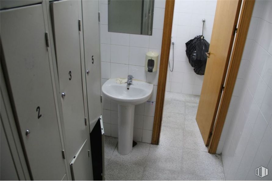 Local en venta en Camino Retamar, 6, Villanueva del Pardillo, Madrid, 28229 con equipaje y bolsos, fregadero, ebanistería, espejo, grifo, accesorio de fontanería, lavabo de baño, baño, accesorio y fluido alrededor