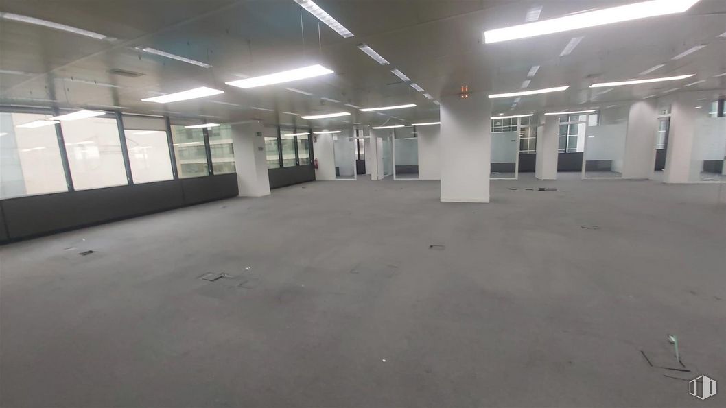 Oficina en alquiler en Avenida Partenón, Barajas, Madrid, 28042 con lámpara, alumbrado, edificio, hall, suelo, suelos, aparcamiento, techo, accesorio y aparcamiento alrededor