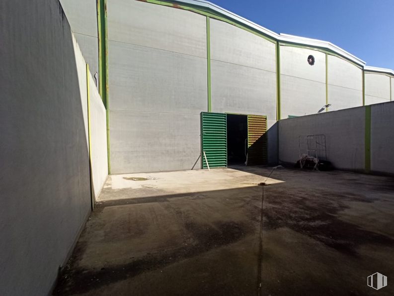 Industrial for sale at Polígono industrial Yuncos, Yuncos, Toledo, 45210 with sky, road surface, asphalt, shade, fixture, composite material, rectangle, tints and shades, facade and city around