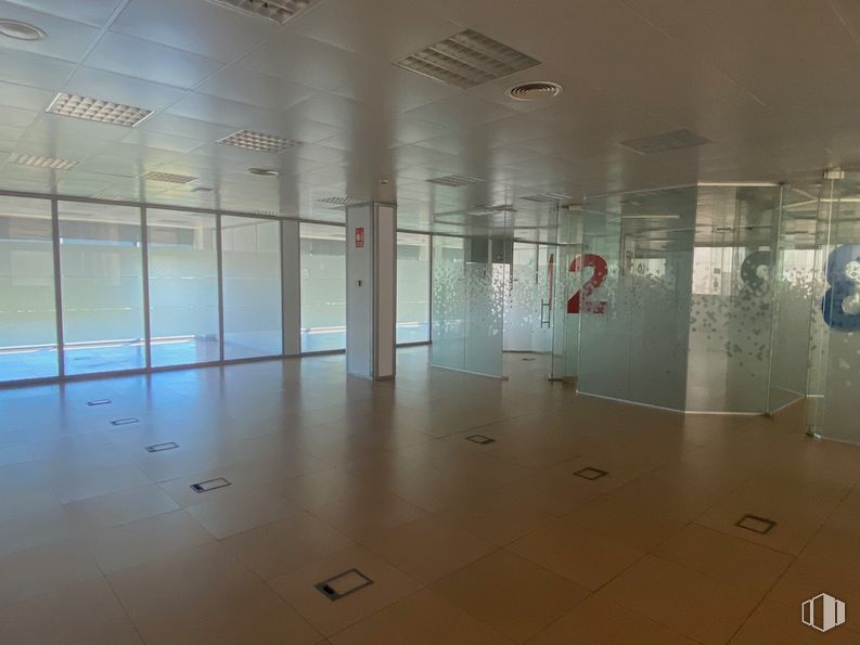 Oficina en alquiler en Edificio Inbisa, Avenida Pirineos, 7, San Sebastián de los Reyes, Madrid, 28700 con edificio, accesorio, diseño de interiores, pasillo, suelo, piso, vidrio, techo, arte y espacio alrededor