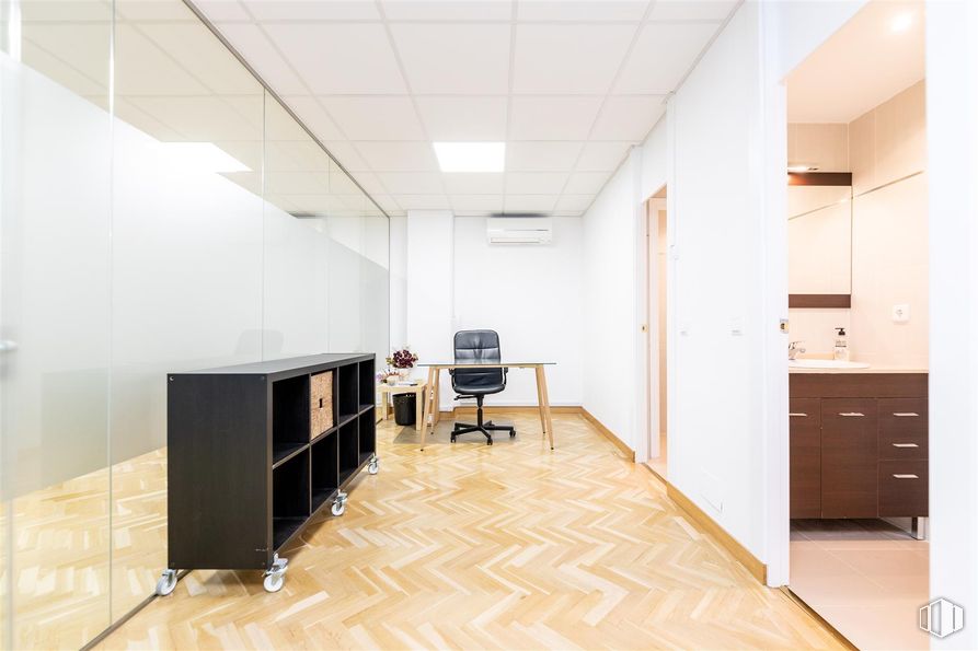 Oficina en venta en Calle Santa Engracia, 141, Chamberí, Madrid, 28003 con ebanistería, escritorio, silla, mueble, interiorismo, suelos, suelo, pared, madera y techo alrededor