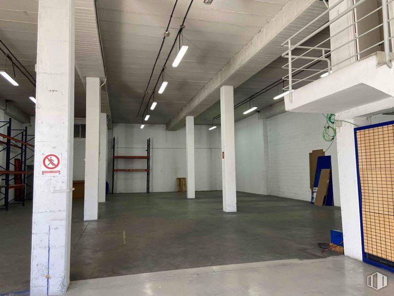 Nave en alquiler en Zona Alcobendas, Alcobendas, Madrid, 28108 con accesorio, suelos, suelo, hall, gas, techo, aparcamiento, vidrio, habitación y aluminio alrededor