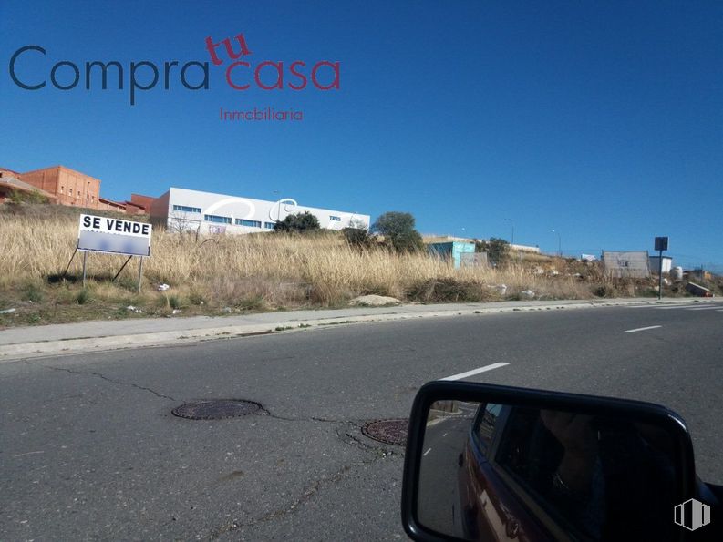 Land for sale at Polígono del Acueducto, Segovia, 40006 with mirror, sky, plant, cloud, building, natural environment, road surface, automotive mirror, asphalt and motor vehicle around