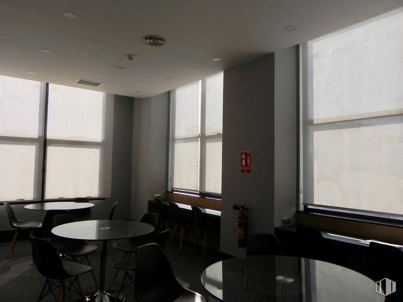 Oficina en venta en Edificio Auge I, Calle María Tubau, 8, Fuencarral - El Pardo, Madrid, 28049 con silla, mesa, ventana, edificio, mueble, propiedad, accesorio, madera, sombra y diseño de interiores alrededor