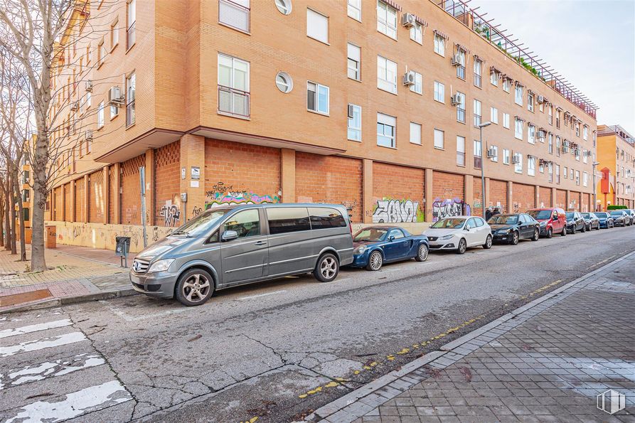 Retail for sale & for rent at El Restón, Valdemoro, Madrid, 28341 with car, van, tire, building, wheel, automotive parking light, window, vehicle, motor vehicle and automotive design around