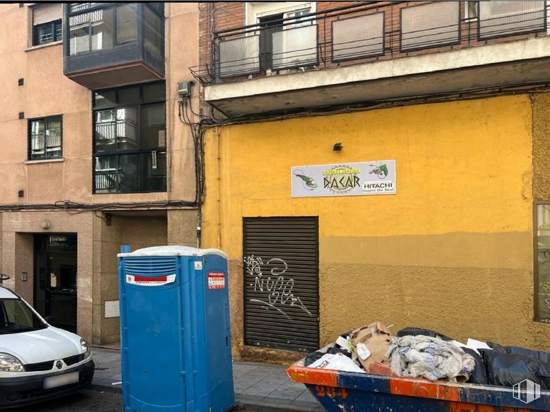 Local en venta en Avenida Carabancheles, Alcorcón, Madrid, 28921 con coche, edificio, ventana, contenedor de basura, contención de residuos, vehículo, asfalto, barrio, pared y superficie de la carretera alrededor