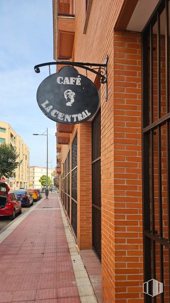 Local en venta en Calle Arijales, Parla, Madrid, 28980 con coche, edificio, ventana, propiedad, cielo, iluminación del automóvil, neumático, ladrillo, línea y albañilería alrededor