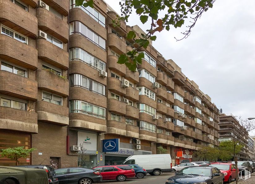 Oficina en alquiler en Calle Espronceda, 40, Chamberí, Madrid, 28003 con coche, ventana, edificio, rueda, neumático, vehículo terrestre, luz de estacionamiento automotriz, vehículo, cielo y nube alrededor