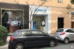 Retail for rent at Calle Núñez de Balboa, 58, Salamanca, Madrid, 28001 with wheel, car, person, plant, tire, vehicle, land vehicle, window, motor vehicle and automotive design around