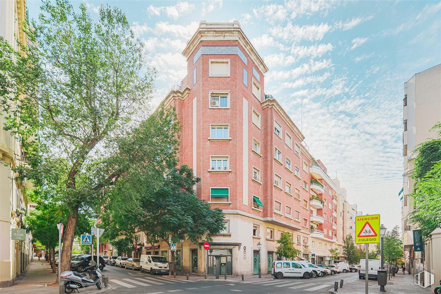 Oficina en venta en Calle Covarrubias, Chamberí, Madrid, 28010 con edificio, cielo, coche, nube, rueda, neumático, infraestructura, vehículo, ventana y árbol alrededor