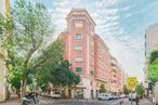 Oficina en venta en Calle Covarrubias, Chamberí, Madrid, 28010 con edificio, cielo, coche, nube, rueda, neumático, infraestructura, vehículo, ventana y árbol alrededor