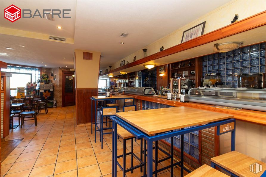 Retail for sale at Avenida España, Valdemoro, Madrid, 28341 with chair, restaurant, wood stain, varnish, hardwood, bar and countertop around