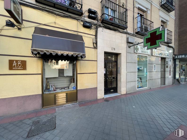 Local en venta en Avenida Ciudad de Barcelona, 178, Retiro, Madrid, 28007 con edificio, ventana, puerta, superficie de carretera, accesorio, bienes raíces, fachada, ciudad, diseño urbano y acera alrededor