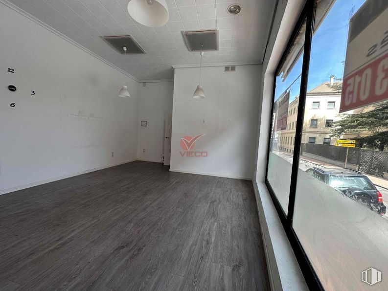 Retail for sale & for rent at Zona Carretería, Cuenca, 16002 with car, lighting, building, vehicle, floor, wall, flooring, fixture, wood and ceiling around