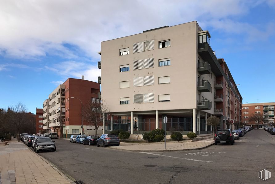 Retail for rent at Calle Zaragoza, 16, Guadalajara, 19005 with building, sky, cloud, car, window, vehicle, wheel, street light, house and asphalt around