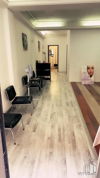 Retail for rent at Calle Getafe, Leganés, Madrid, 28912 with chair, furniture, flooring, floor, wood flooring, wood, laminate flooring, interior design, hardwood and plank around