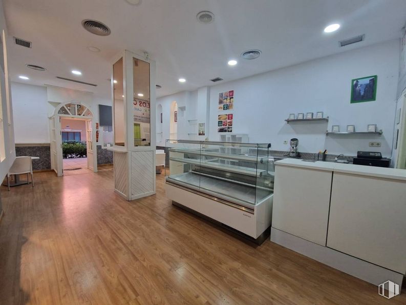 Local en alquiler en Plaza Sector Oficios, Tres Cantos, Madrid, 28760 con ebanistería, edificio, interiorismo, suelos, suelo, inmobiliario, madera, planta de interior, televisión y encimera alrededor