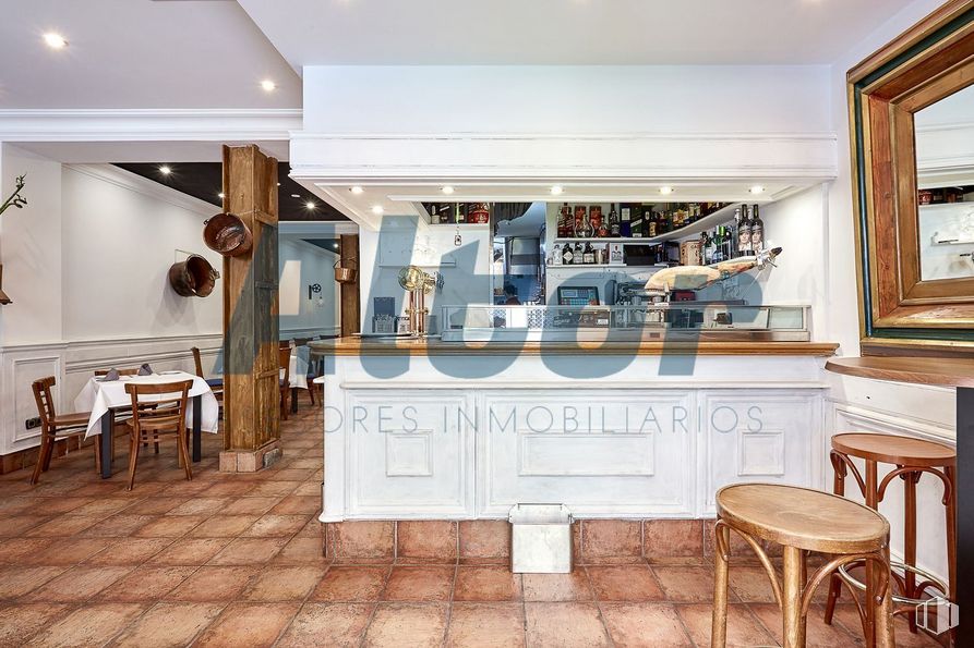 Local en venta en Zona Gaztambide, Chamberí, Madrid, 28015 con taburete, silla, espejo, mesa, mueble, propiedad, encimera, cocina, madera y marco alrededor