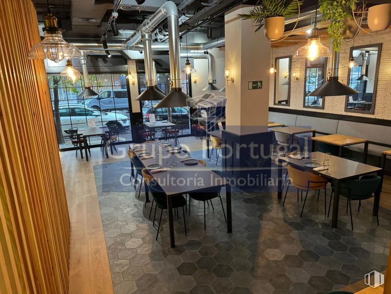 Local en alquiler en Zona Trafalgar, Chamberí, Madrid, 28010 con silla, mesa de cocina y comedor, alumbrado, lámpara, interiorismo, mueble, techo, suelos, restaurante y suelo alrededor