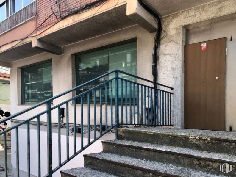 Retail for sale at Calle Virgen de Icíar, 17, Alcorcón, Madrid, 28921 with door, window, daytime, building, stairs, wood, lighting, architecture, fixture and plant around