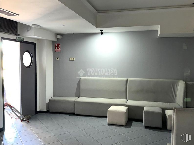 Local en venta en Zona Móstoles - El Soto, Móstoles, Madrid, 28935 con sofá, mueble, interiorismo, gris, suelo, suelos, puerta, edificio, techo y ciudad alrededor