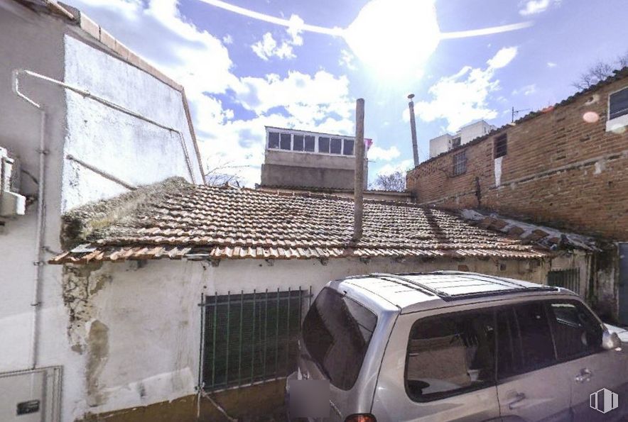 Land for sale at Calle Pilar, 25, Coslada, Madrid, 28820 with car, window, cloud, sky, vehicle, building, infrastructure, automotive carrying rack, neighbourhood and house around