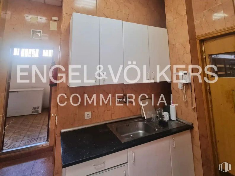 Retail for sale at Calle Querol, Ciudad Lineal, Madrid, 28033 with countertop, cabinetry, door, kitchen sink, tap, sink, building, wood, plumbing fixture and kitchen stove around