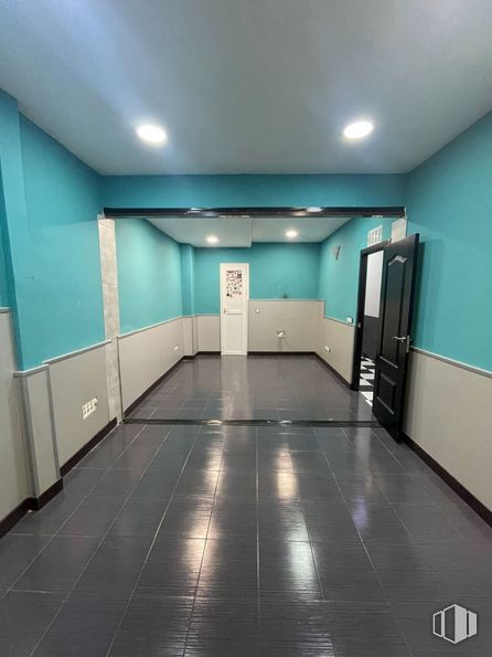 Retail for rent at Camino Cruces, Aranjuez, Madrid, 28300 with building, fixture, door, flooring, floor, house, gas, ceiling, glass and tints and shades around