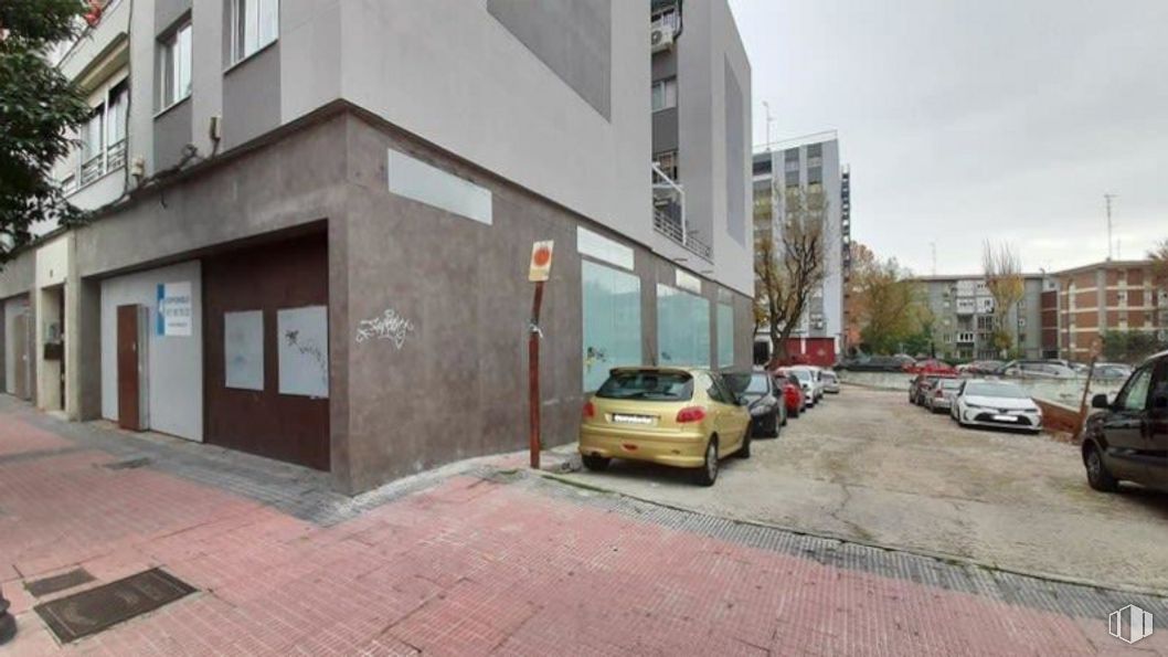 Retail for sale & for rent at Avenida Dos de Mayo, Móstoles, Madrid, 28934 with car, building, tire, wheel, vehicle, vehicle registration plate, plant, road surface, asphalt and urban design around