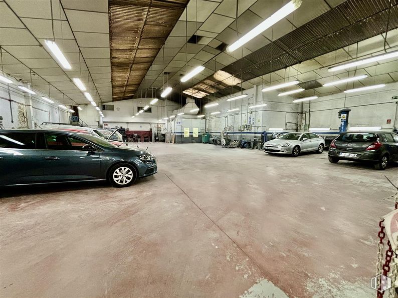 Nave en alquiler en Zona Puerta Bonita, Carabanchel, Madrid, 28025 con coche, rueda, neumático, vehículo de motor, neumático de automoción, iluminación del automóvil, luz de estacionamiento, exterior del automóvil, sistema de ruedas para automóviles y aparcamiento alrededor