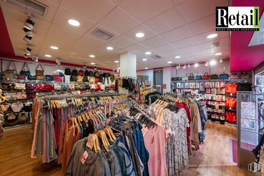 Retail for sale at Calle Bravo Murillo, 154, Tetuán, Madrid, 28020 with clothing, clothes hanger, customer, retail, trade, shopping, market, city, event and t-shirt around