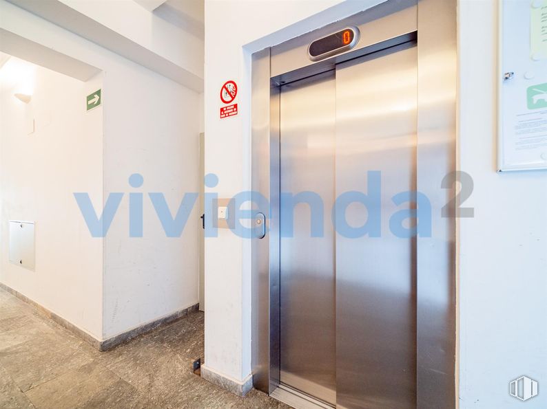 Oficina en venta en Avenida Manoteras, Hortaleza, Madrid, 28050 con accesorio, puerta, edificio, fuente, gas, exterior del automóvil, suelos, vidrio, aluminio y techo alrededor