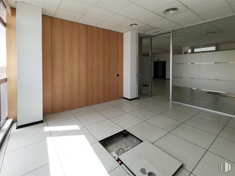 Oficina en alquiler en Calle Casas de Miravete, Villa de Vallecas, Madrid, 28031 con propiedad, accesorio, interiorismo, hall, suelo, suelos, material compuesto, edificio, techo y espacio alrededor