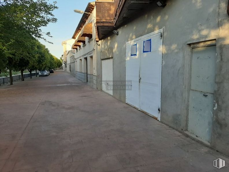 Retail for sale & for rent at Zona centro, Corral de Almaguer, Toledo, 45880 with door, building, window, road surface, tree, sky, plant, asphalt, neighbourhood and wood around