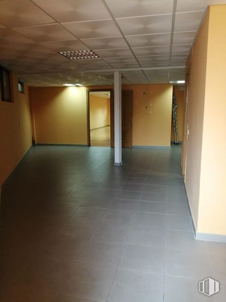 Retail for sale & for rent at Calle Cava Baja, Toledo, 45002 with property, fixture, hall, architecture, interior design, flooring, floor, wall, wood and ceiling around