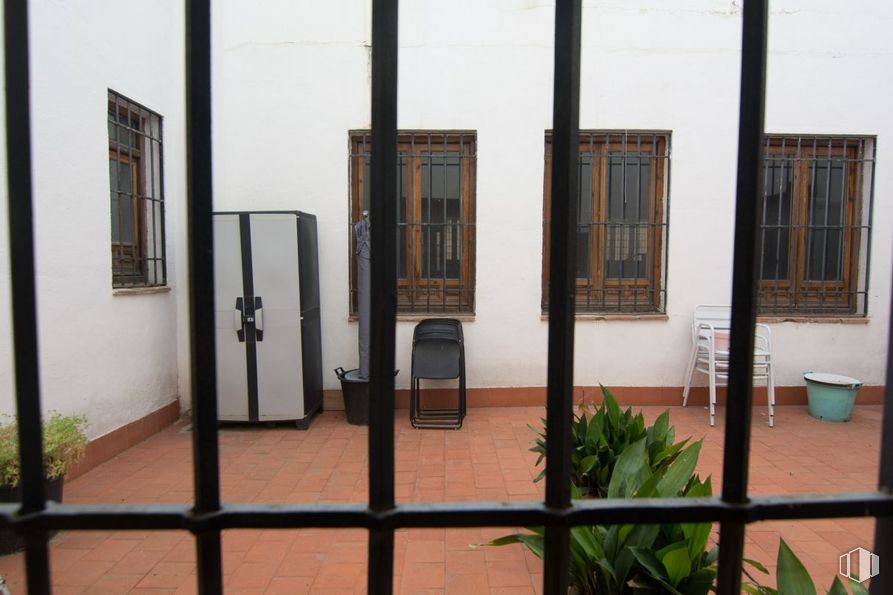 Office for sale & for rent at Casco histórico, Toledo, 45001 with window, door, plant, wood, building, chair, floor, flooring, real estate and facade around