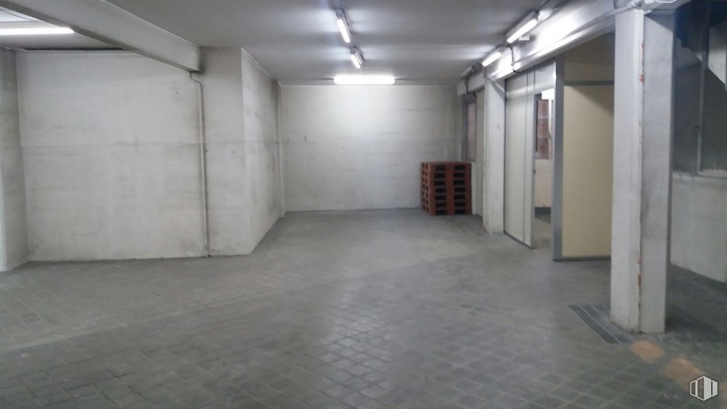 Retail for sale at Calle Espejo, 4, Centro, Madrid, 28013 with hall, building, flooring, floor, fixture, composite material, concrete, ceiling, aluminium and door around