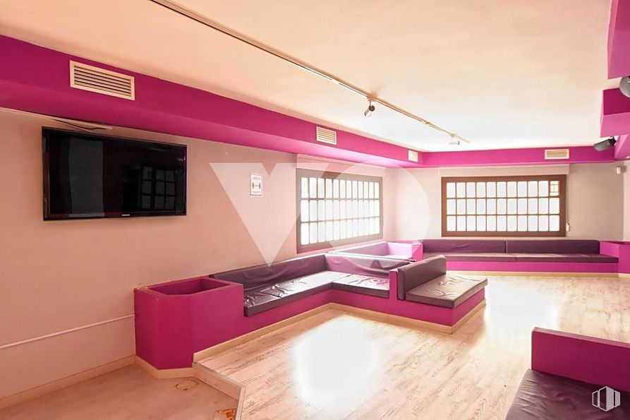 Retail for rent at Zona Renfe, El Escorial, Madrid, 28280 with chair, couch, window, lighting, property, building, purple, hall, interior design and house around