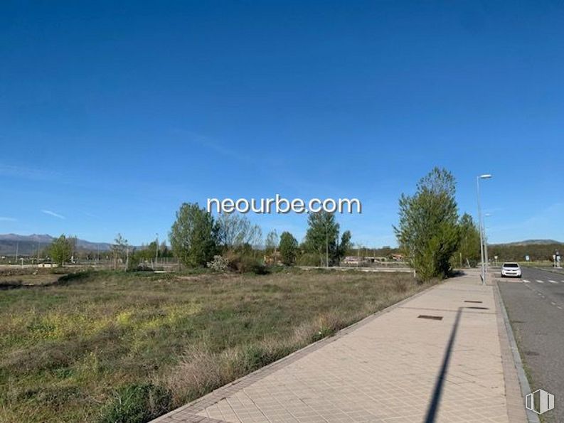 Land for sale at Calle Juan Aurelio Sánchez Tadeo, Ávila, 05002 with street light, sky, plant, ecoregion, natural landscape, road surface, land lot, asphalt, tree and landscape around