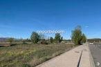 Land for sale at Calle Juan Aurelio Sánchez Tadeo, Ávila, 05002 with street light, sky, plant, ecoregion, natural landscape, road surface, land lot, asphalt, tree and landscape around