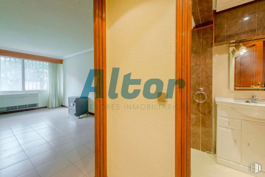 Local en venta en Calle de Alejandro Rodríguez, Tetuán, Madrid, 28039 con mueble de baño, ebanistería, ventana, suelos, suelo, apartamento, habitación, techo, tinte para madera y madera dura alrededor