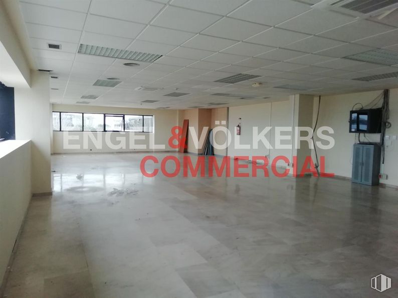 Office for rent at Avenida Castilla, San Fernando de Henares, Madrid, 28830 with fixture, hall, building, flooring, space, ceiling, glass, concrete, composite material and art around