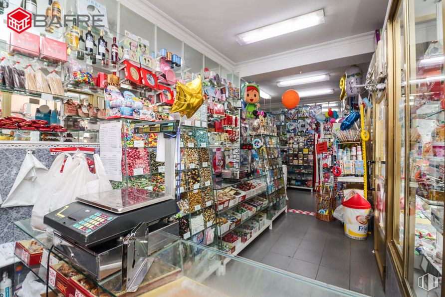 Retail for sale at Calle Gabino Jimeno, Usera, Madrid, 28026 with lighting, light fixture, shelf, shelving, customer, convenience store, retail, publication, building and trade around