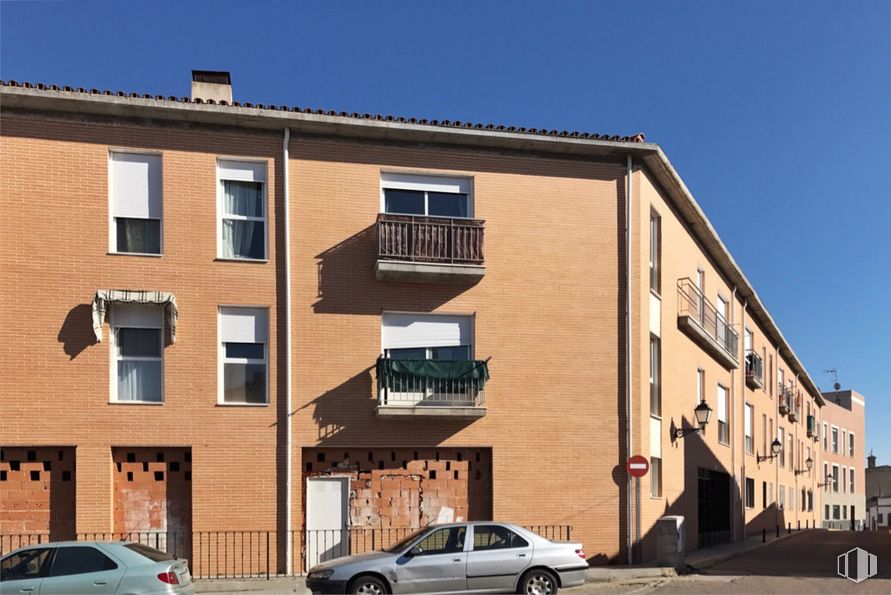 Retail for rent at Calle Nueva, Cabañas de la Sagra, Toledo, 45592 with car, window, building, wall, apartment, neighbourhood, residential area, urban design, human settlement and street around