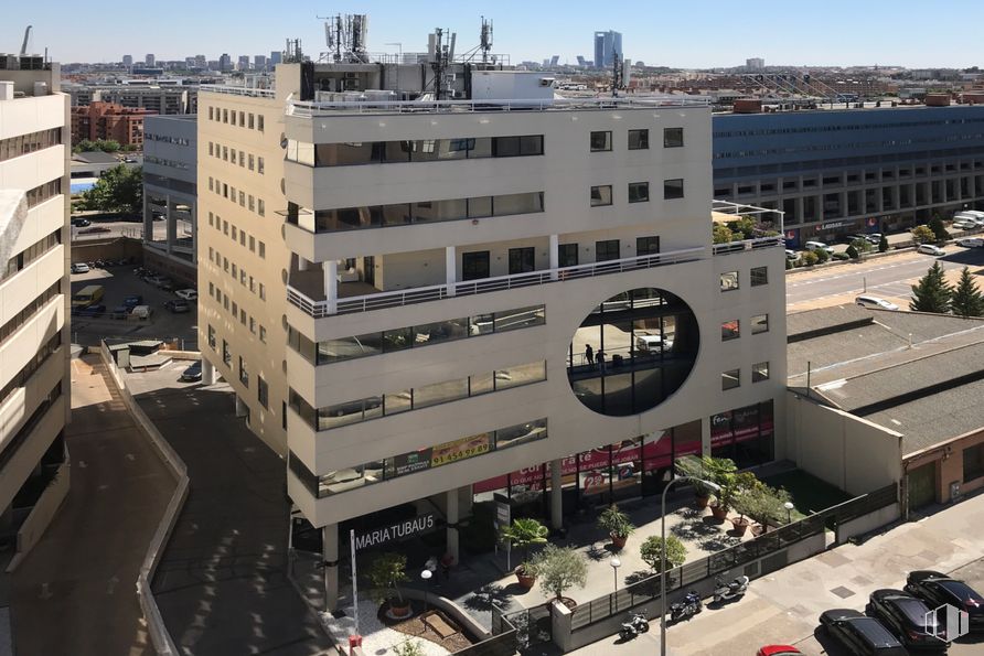 Oficina en alquiler en Calle María Tubau, 5, Fuencarral - El Pardo, Madrid, 28050 con edificio, propiedad, ventana, planta, diseño urbano, bloque de pisos, casa, condominio, paisaje urbano y vecindario alrededor