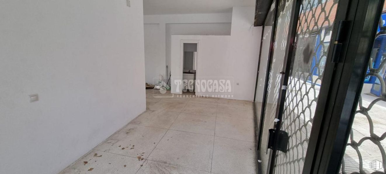 Local en alquiler en Avenida España, Pinto, Madrid, 28320 con puerta, edificio, madera, suelo, accesorio, suelos, hall, techo, madera dura y material compuesto alrededor