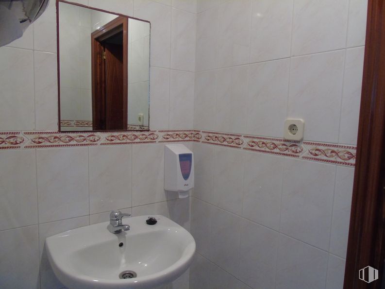 Oficina en alquiler en Zona Praderón, San Sebastián de los Reyes, Madrid, 28700 con fregadero, espejo, grifo, propiedad, accesorio de fontanería, lavabo de baño, baño, edificio, accesorio y morado alrededor