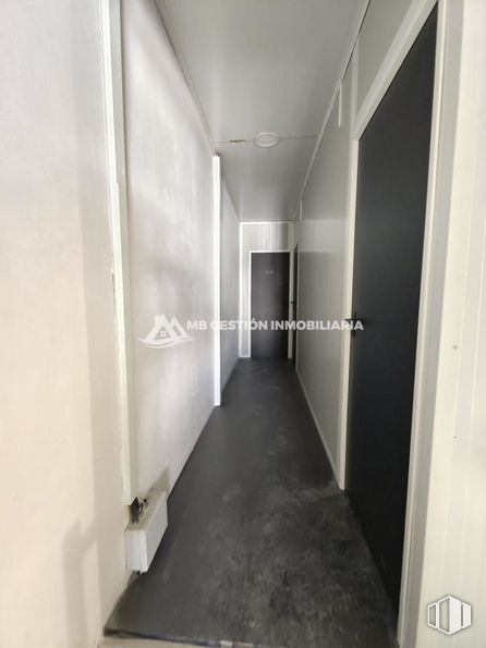 Industrial for sale at Polígono Industrial Villa Azaña, Numancia de la Sagra, Toledo, 45230 with building, fixture, flooring, composite material, ceiling, aluminium, transparency, rectangle, symmetry and daylighting around