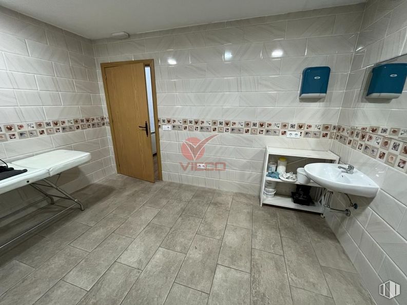 Retail for sale & for rent at Zona centro, Cuenca, 16004 with sink, door, property, mirror, plumbing fixture, building, tap, interior design, floor and flooring around